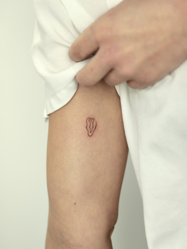 Fine line vulva tattoo by queer artist in lisbon